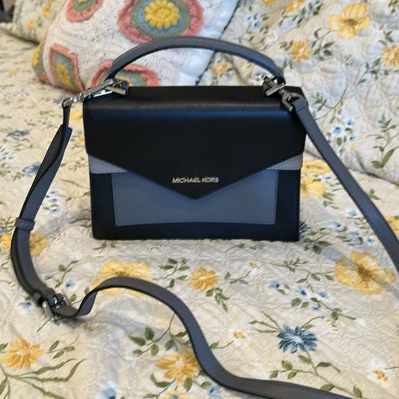 Michael Kors over body or clutch bag used only once or twice - Picture 3 of 4